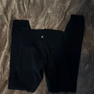 Woman’s size 0 navy blue leggings, never worn, great condition, amazing colour!